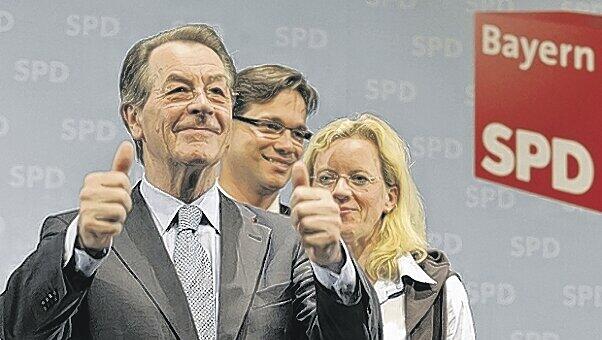 Da zeigt Müntefering noch nach oben für den neuen Landesvorsitzenden Florian Pronold und Generalsekretärin Natascha Kohnen Da zeigt Müntefering noch nach oben für den neuen Landesvorsitzenden Florian Pronold und Generalsekretärin Natascha Kohnen