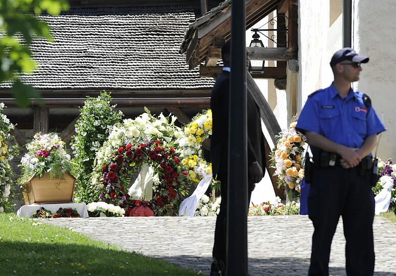 Ein geschmueckter Sarg steht am Freitag vor der evangelischen Mauritiuskirche im schweizerischen Saanen im Rahmen der fuer den Nachmittag vorgesehenen Trauerfeier und der Beerdigung von Gunter Sachs (1932-2011).