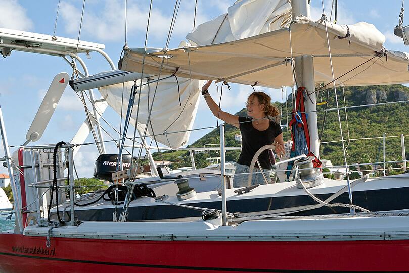 Die 16-jährige holländische Weltumseglerin Laura Dekker ist am Ziel ihrer einjährigen Reise angekommen. Mit ihrem Boot &bdquo;Guppy&ldquo; erreichte sie am Samstag gegen 20.00 Uhr MEZ in Begleitung einer kleinen Flottille von Sportbooten den Hafen Philipsburg auf der Karibikinsel Sint Maarten, von wo sie am 20. Januar 2011 zu ihrem großen, 27 000 Seemeilen langen Abenteuer aufgebrochen war.