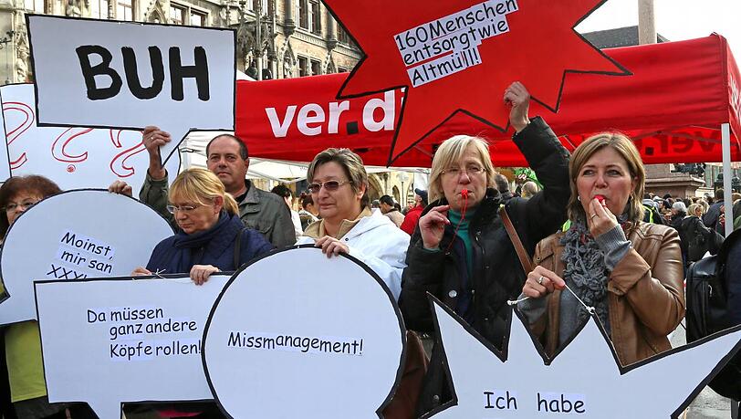 Auf dem Marienplatz: Einzelhandels-Angestellte solidarisieren sich mit den XXXLutz-Mitarbeitern. Auf dem Marienplatz: Einzelhandels-Angestellte solidarisieren sich mit den XXXLutz-Mitarbeitern.