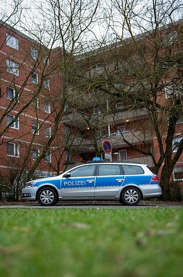 Grausamer Doppelmord in Lüneburg: Zwei Frauen sind erstochen worden. Als die Beamten am Tatort eintreffen, lebt eines der Opfer noch. Die Ärzte können der mit dem Tod ringenden Frau aber nicht mehr helfen.