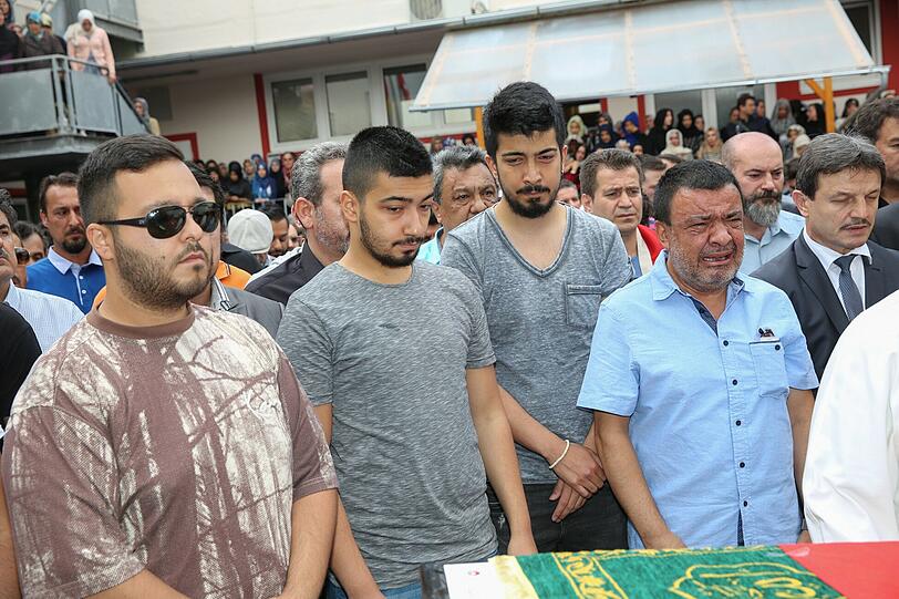 In der Trauer vereint: Die türkisch-islamische Gemeinde hat der Opfer des OEZ-Amokläufers gedacht - die Bilder.