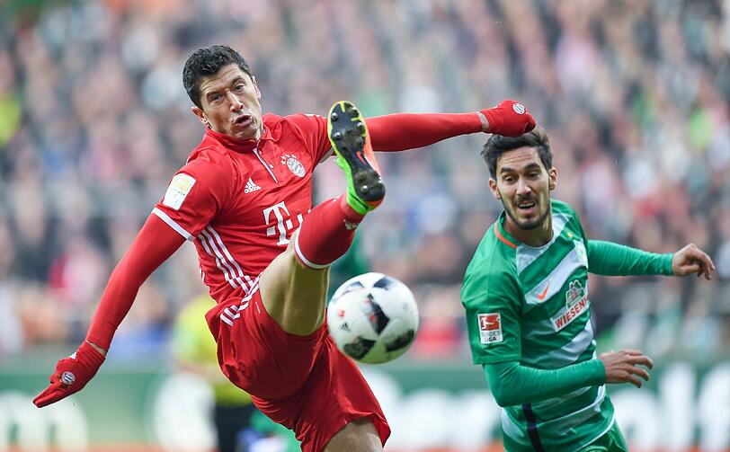 ROBERT LEWANDOWSKI: NOTE 4.
Arbeitete viel nach hinten ins Mittelfeld: Kopfballduelle, Zweikämpfe. Elfmeter-reif gefoult nach 55 Minuten als er bei einem Kopfballduell beinahe auf der Torlinie mit Bauer und Veljkovic zusammenprallte. Rieb sich auf in Duellen mit Werder-Kante Sané. Wirkte unzufrieden.