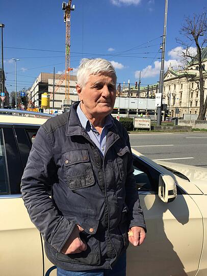 Taxifahrer Vucenovic Vid (78) wartet seit Stunden auf Kunden.