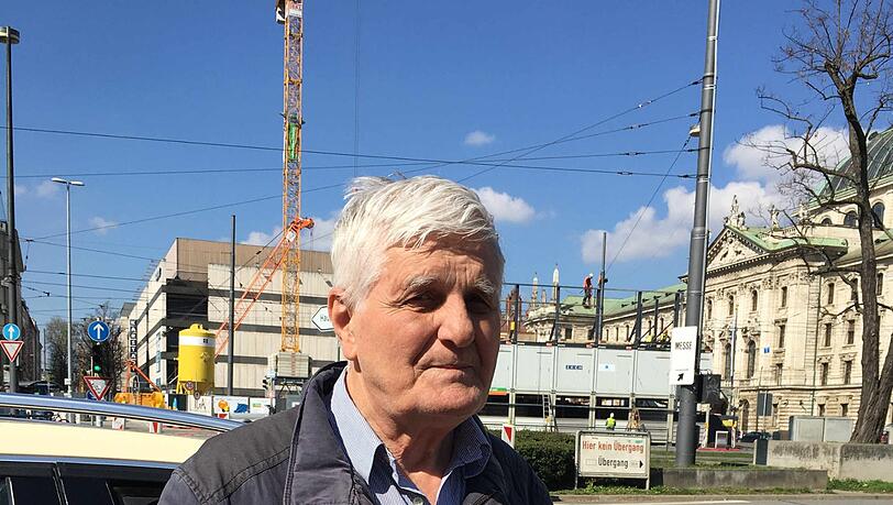 Taxifahrer Vucenovic Vid (78) wartet seit Stunden auf Kunden.