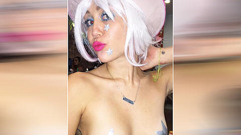 Miley Cyrus präsentiert sich mal wieder oben ohne
