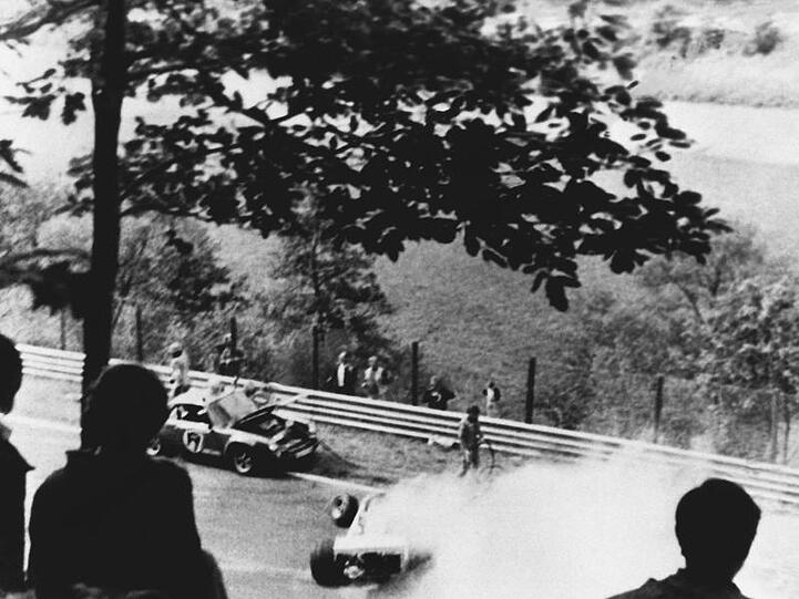Niki Lauda überlebte einen Feuerunfall in der "Grünen Hölle" wie durch ein Wunder.