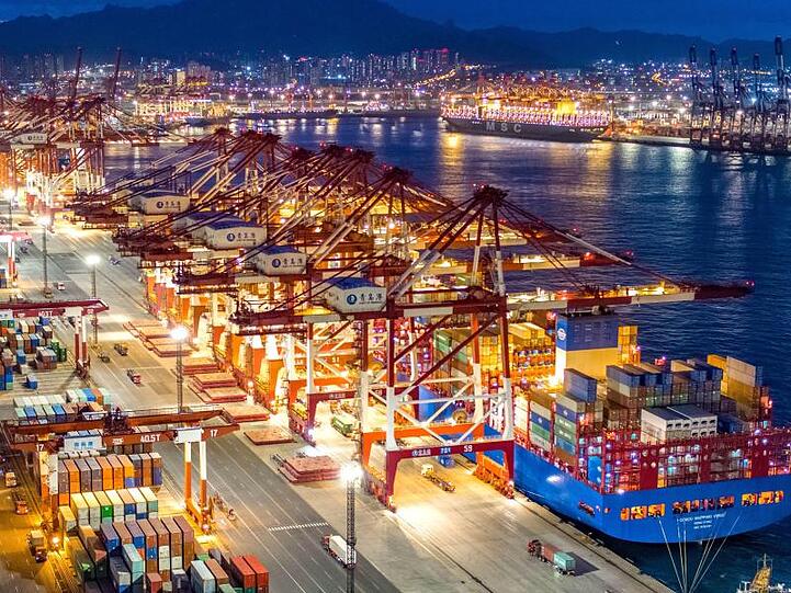 Containerschiffe liegen im Hafen von Qingdao.