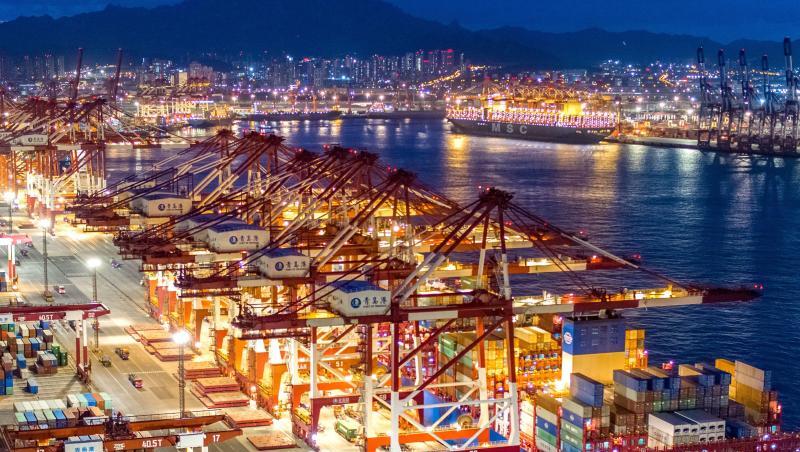 Containerschiffe liegen im Hafen von Qingdao. Containerschiffe liegen im Hafen von Qingdao.