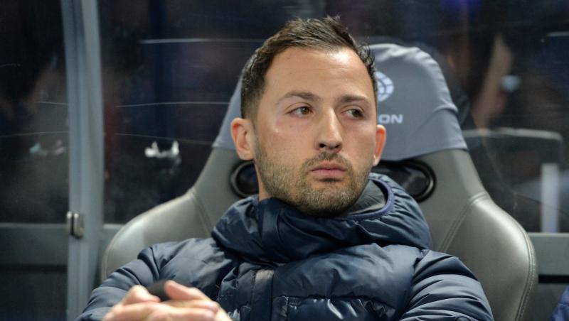 Musste die Heimreise aus Berlin mit neuen Sorgen antreten: Schalke-Coach Domenico Tedesco. Musste die Heimreise aus Berlin mit neuen Sorgen antreten: Schalke-Coach Domenico Tedesco.