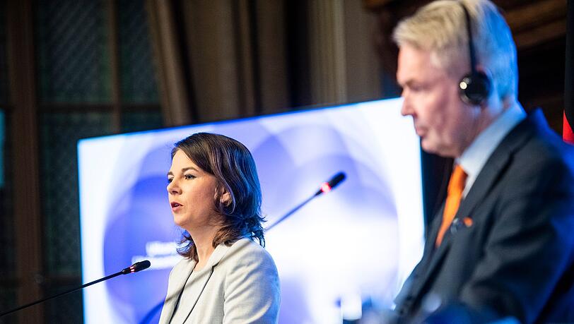 Bundesaußenministerin Annalena Baerbock und ihr finnischer Amtskollege Pekka Haavisto bei ihrer Pressekonferenz in Helsinki.