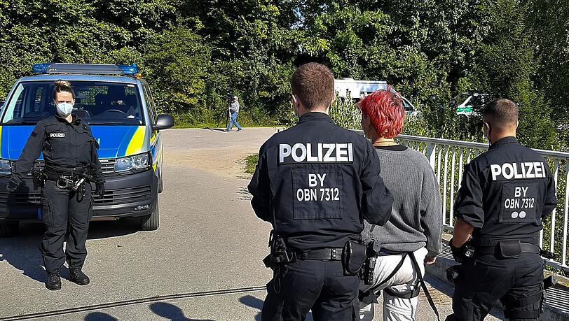 Eine Aktivistin wird von der Polizei abgeführt.