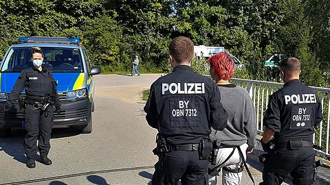 Eine Aktivistin wird von der Polizei abgeführt.