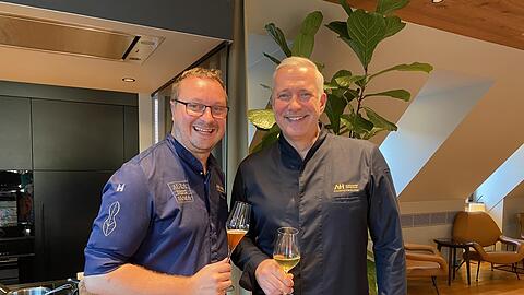 Tobias Bätz (l.) und Alexander Herrmann strahlen um die Wette, als sie ihr Konzept der grenzenlosen Heimat in München vorstellen. Die beiden Sterneköche und ihr Team tauchen tief in die Welt der Lebensmittel ein und servieren Regionales von der Rübe bis zum Wein.