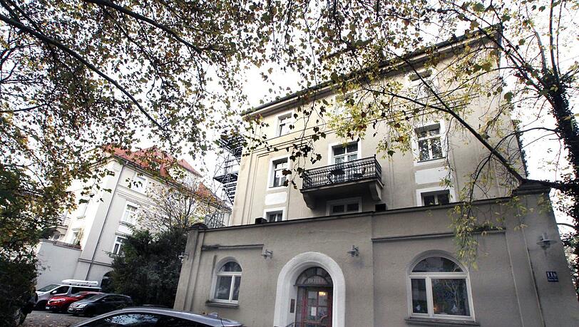 Kaum ein Münchner kennt das einst schillernde Künstler-Hotel Marienbad, das heute versteckt an der Barerstraße 11 liegt. Jetzt schließt das Hotel - für Staatsbedienstetenwohnungen.