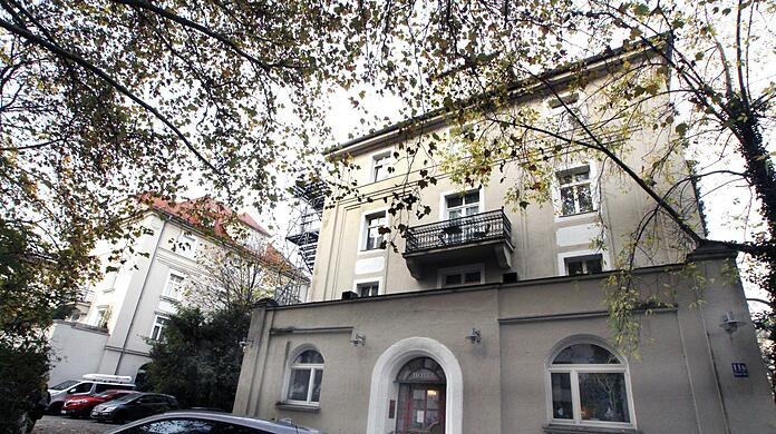 Kaum ein Münchner kennt das einst schillernde Künstler-Hotel Marienbad, das heute versteckt an der Barerstraße 11 liegt. Jetzt schließt das Hotel - für Staatsbedienstetenwohnungen.