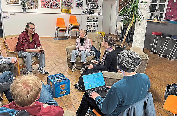 In Augsburg treffen sich jeden Dienstag Klimaaktivisten zu einem Plenum, um dort künftige Aktionen zu besprechen. In Augsburg treffen sich jeden Dienstag Klimaaktivisten zu einem Plenum, um dort künftige Aktionen zu besprechen.