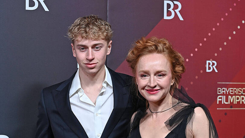 Brigitte Hobmeier mit Sohn August beim Bayerischer Filmpreis 2023