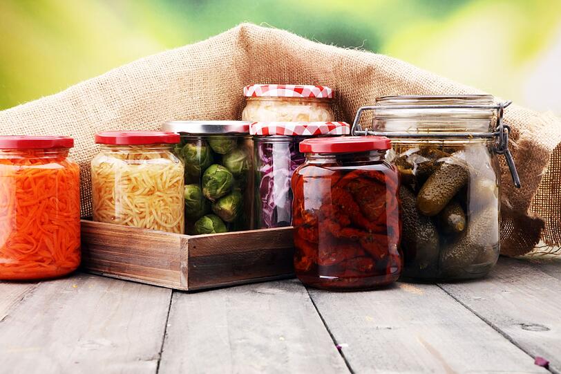 Um sich ans Einkochen heranzutasten, bieten sich zum Beispiel Äpfel oder Tomaten an. Grundsätzlich eignen sich für das traditionelle Verfahren nicht nur Früchte oder Gemüse, sondern auch Saucen und Suppen, für Fortgeschrittene auch Fleisch. Selbst Kuchen oder Brot lassen sich einwecken. Wer einmal auf den Geschmack gekommen ist, kann sich auf diese Weise einen vielfältigen Vorrat zusammenstellen. Um sich ans Einkochen heranzutasten, bieten sich zum Beispiel Äpfel oder Tomaten an. Grundsätzlich eignen sich für das traditionelle Verfahren nicht nur Früchte oder Gemüse, sondern auch Saucen und Suppen, für Fortgeschrittene auch Fleisch. Selbst Kuchen oder Brot lassen sich einwecken. Wer einmal auf den Geschmack gekommen ist, kann sich auf diese Weise einen vielfältigen Vorrat zusammenstellen.
