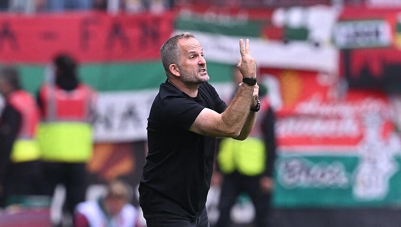 Wird gegen den FC Bayern taktisch ziemlich gefordert sein: Augsburg-Coach Baum. (Archivbild)