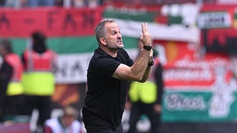 Wird gegen den FC Bayern taktisch ziemlich gefordert sein: Augsburg-Coach Baum. (Archivbild)