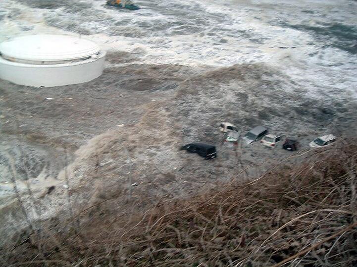Innerhalb weniger Sekunden sind die Tanks fast zur Gänze im Wasser versunken. Autos werden zu Spielbällen der Natur.