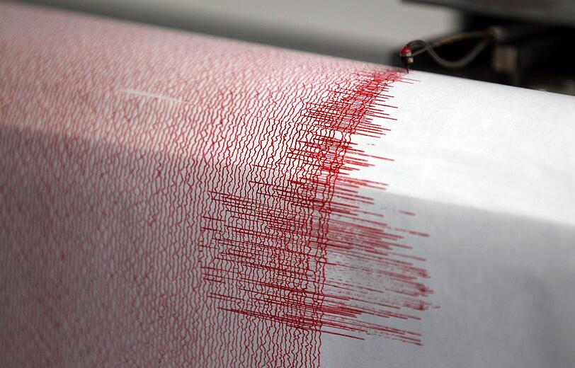 Der Seismograph einer Erdbebenwarte verzeichnet Ausschläge.