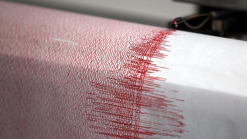 Der Seismograph einer Erdbebenwarte verzeichnet Ausschläge. Der Seismograph einer Erdbebenwarte verzeichnet Ausschläge.