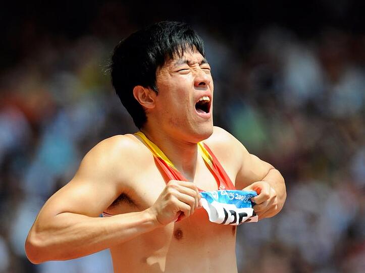 Der chinesische Hürden-Volksheld Liu Xiang ist einer der großen Pechvögel in der olympischen Historie. Wie 2008 in Peking kam für ihn auch in London das Ende sehr schnell. Diesmal stürzte der ehemalige Weltrekordler an der ersten Hürde.