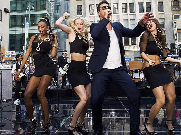 Robin Thicke performt seinen Song in New York