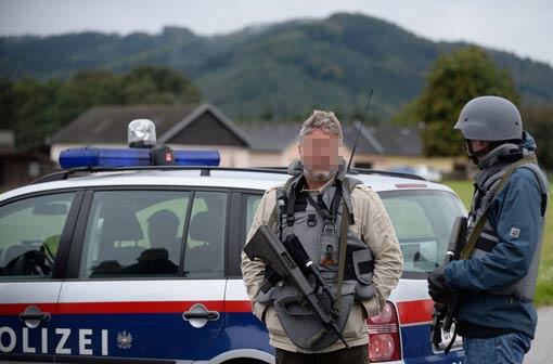 Dramatische Stunden in Annaberg (Österreich). Polizeieinsatz rund um den Bauernhof, in dem sich der Geiselnehmer verschanzt hat.