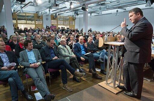 Der SPD-Parteivorsitzende Sigmar Gabriel (r) gestikuliert bei seiner Rede am 01.12.2013 in Nürnberg während einer Regionalkonferenz der Sozialdemokraten zum schwarz-roten Koalitionsvertrag.