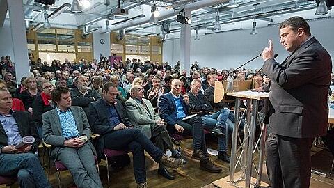 Der SPD-Parteivorsitzende Sigmar Gabriel (r) gestikuliert bei seiner Rede am 01.12.2013 in Nürnberg während einer Regionalkonferenz der Sozialdemokraten zum schwarz-roten Koalitionsvertrag.