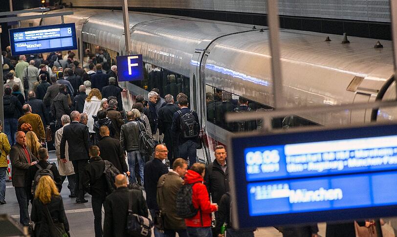Reisende steigen am Morgen des 02.04.2014 auf dem Hauptbahnhof in Berlin in einen in Richtung Frankfurt beziehungsweise München fahrenden ICE ein. Viele Reisende müssen wegen des Streiks der Lufthansa-Piloten auf Züge umsteigen.
