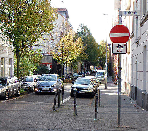 Einbahnstraßen gelten grundsätzlich auch für Radfahrer, werden jedoch immer öfter in Gegenrichtung für Radfahrer freigegeben. Dann sind sie mit den Sonderzeichen &bdquo;Für beide Richtungen&ldquo; oder &bdquo;Radfahrer frei&ldquo; gekennzeichnet.