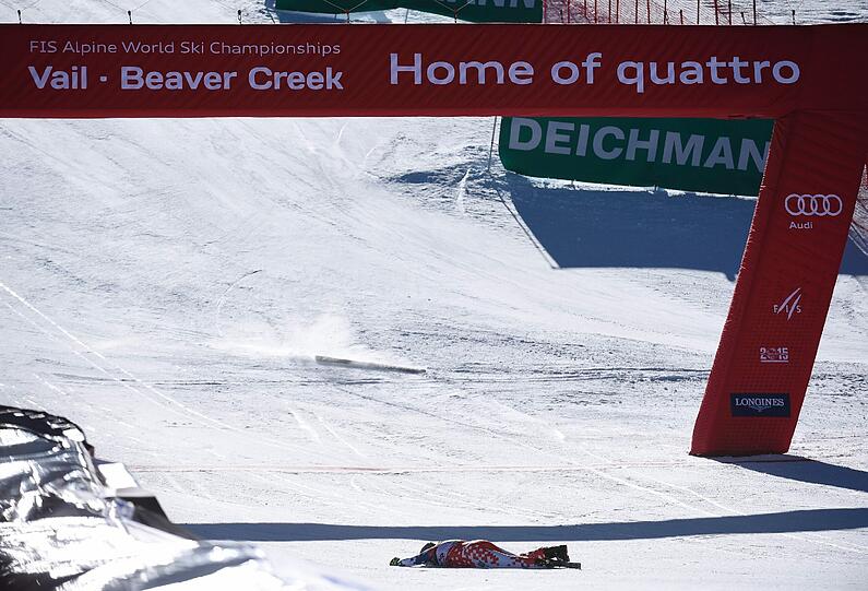 Der Schock in Beaver Creek - Ondrej Bank bleibt nach seinem Sturz beim Schlusssprung bewusstlos im Zielbereich liegen.