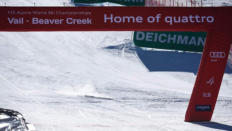 Der Schock in Beaver Creek - Ondrej Bank bleibt nach seinem Sturz beim Schlusssprung bewusstlos im Zielbereich liegen. Der Schock in Beaver Creek - Ondrej Bank bleibt nach seinem Sturz beim Schlusssprung bewusstlos im Zielbereich liegen.