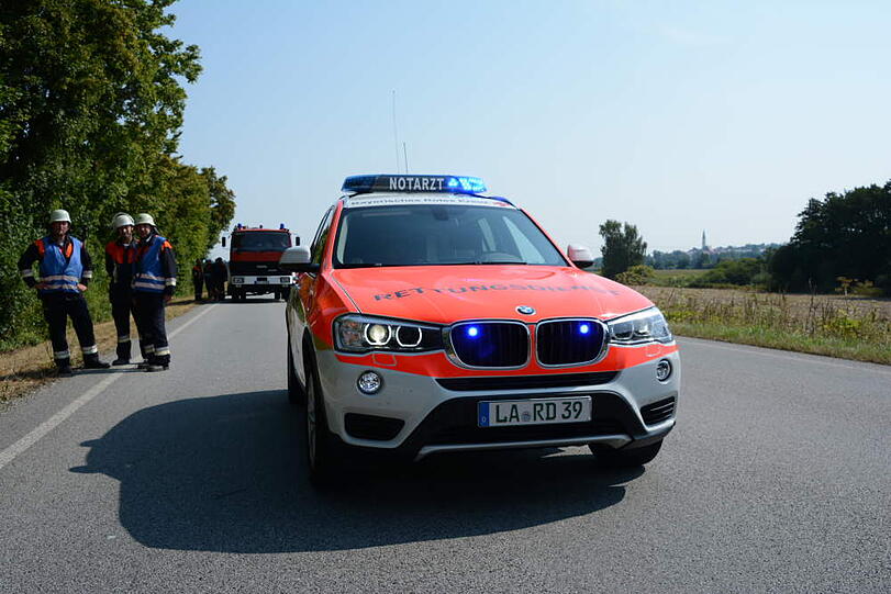 Ein 24-jähriger VW-Fahrer stirbt nach einem Frontalzusammenstoß mit einem BMW. Die Bilder von der Unglücksstelle.