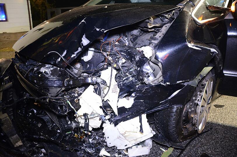 Die Autos fuhren in einer leichten Kurve direkt ineinander.