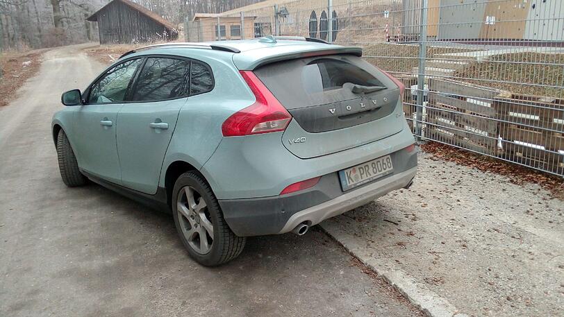 Die Rundum-Beplankung und der Diffusor zwischen den Auspuff-Endrohren sorgen für den coolen SUV-Look.