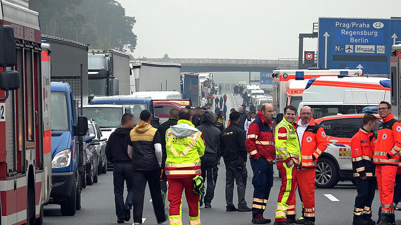 Bei einem schweren Lkw-Unfall auf der A6 behinderten dreiste Gaffer die Rettungsmaßnahmen massiv. Die Bilder von der Unfallstelle.