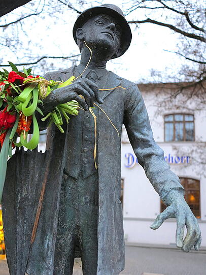 Jemand hat Karl Valentin Blumen geschenkt...