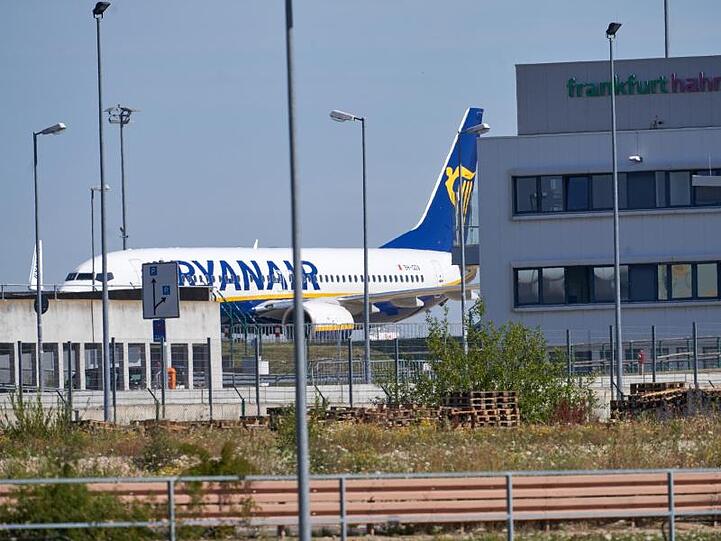 Eine Maschine des irischen Billigfliegers Ryanair steht vor dem Passagierterminal des Flughafens Hahn im Hunsrück.