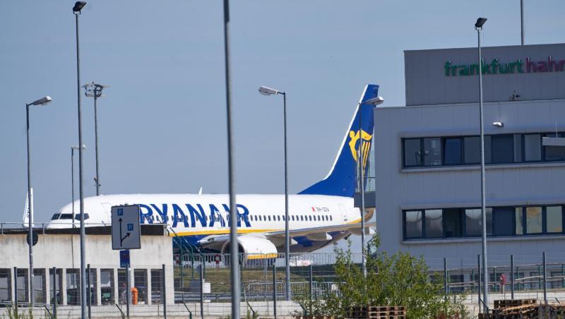 Eine Maschine des irischen Billigfliegers Ryanair steht vor dem Passagierterminal des Flughafens Hahn im Hunsrück. Eine Maschine des irischen Billigfliegers Ryanair steht vor dem Passagierterminal des Flughafens Hahn im Hunsrück.