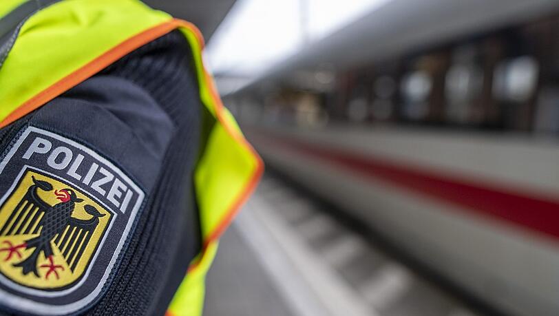 Ein chronischer Schwarzfahrer wird in einem ICE von München nach Nürnberg. Insgesamt schon zum über 250. Mal. (Symbolbild)