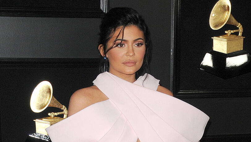 Kylie Jenner soll den Titel "Milliardärin" nicht verdient haben. Kylie Jenner soll den Titel "Milliardärin" nicht verdient haben.