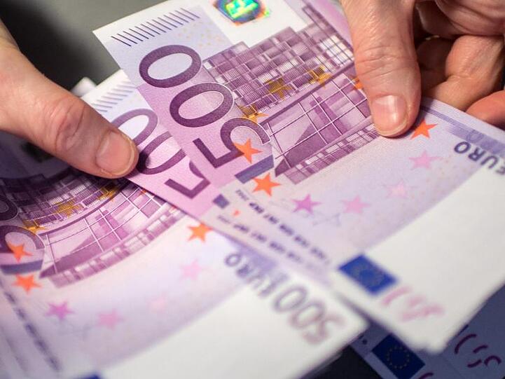 Nur noch bis einschließlich 26. April ist der lilafarbene 500-Euro-Schein bei der Deutschen Bundesbank und der Österreichischen Nationalbank zu haben.