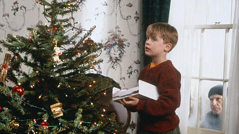 "Kevin" (Macaulay Culkin) schmückt den Christbaum, während hinten "Harry" auf eine Gelegenheit wartet, das Haus auszurauben.