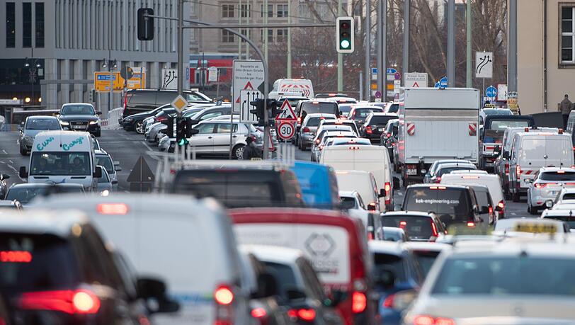 Jeder fünfte Europäer muss mit zu viel Verkehrslärm klarkommen. (Illustration)