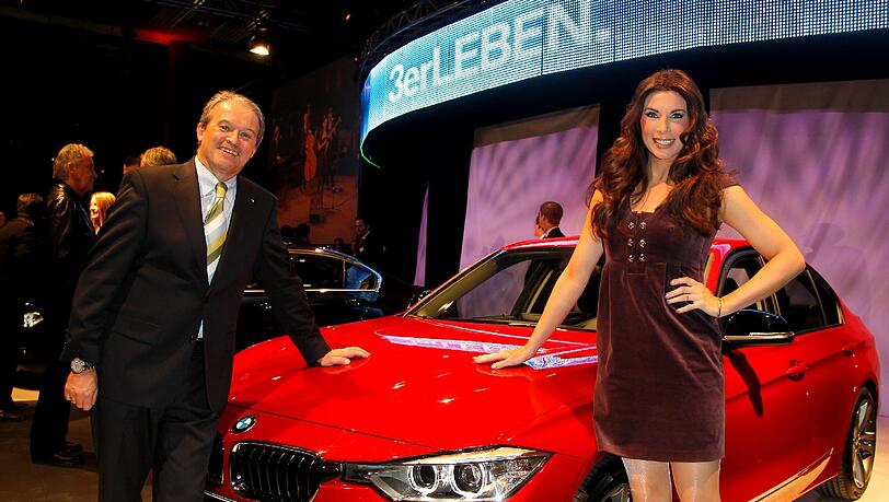 Gastgeber Michael Rahe und Abend-Moderatorin Alexandra Polzin mit dem brandneuen BMW 3er der 6. Generation. Gastgeber Michael Rahe und Abend-Moderatorin Alexandra Polzin mit dem brandneuen BMW 3er der 6. Generation.